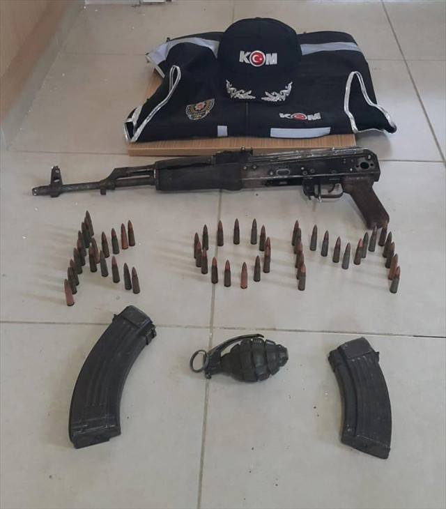 Adana'da tutuklunun evinden kalaşnikof ve el bombası çıktı - Resim: 0