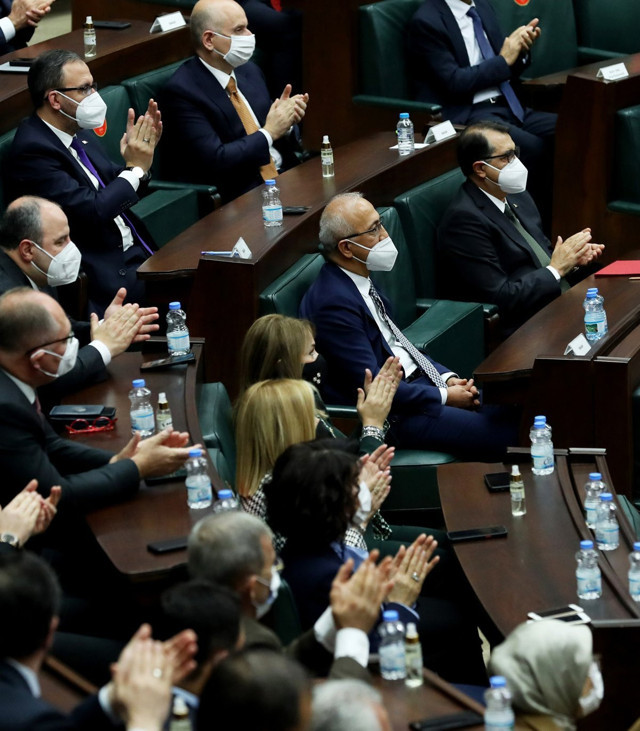 Lütfi Elvan kimdir aslen nereli eşi Zeliha Elvan ve çocukları kimdir? - Resim: 0