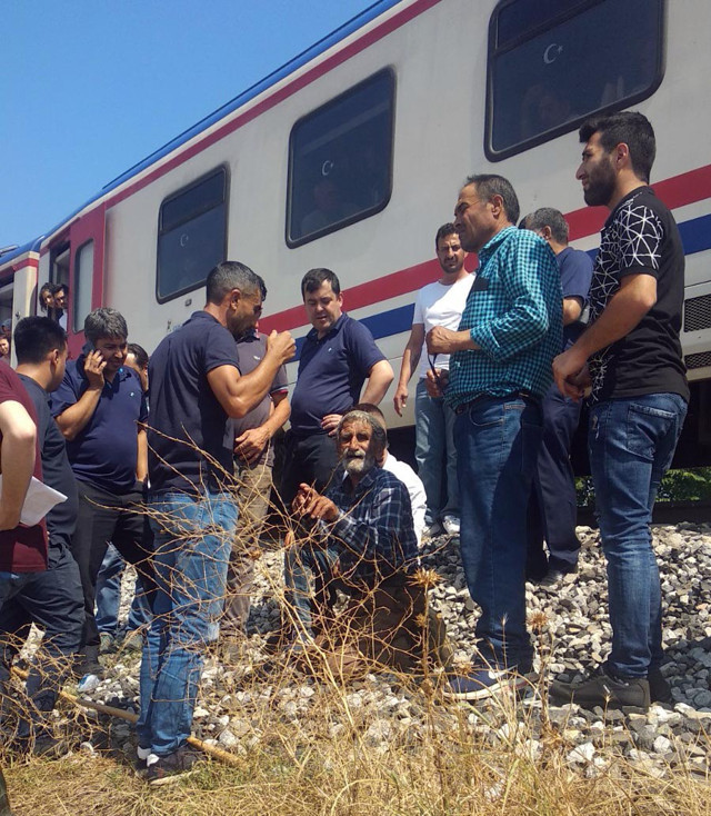 Manisa'da raylardaki koyununu almak isteyen çobana tren çarptı - Resim: 1