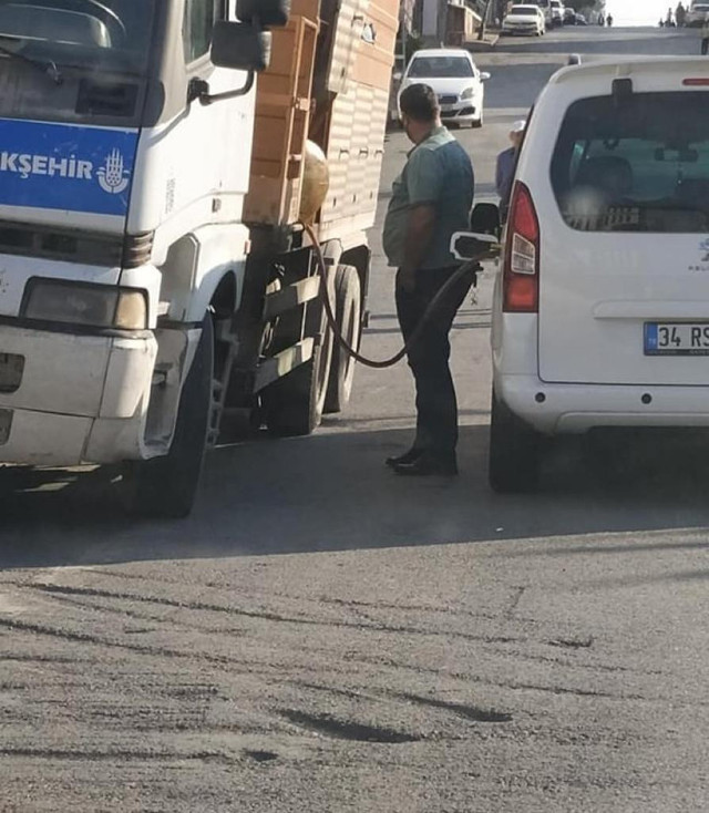 İSPARK Cumhuriyet aboneliği olay oldu! Sürücüsü İBB'yi hortumlarken çekildi - Resim: 2