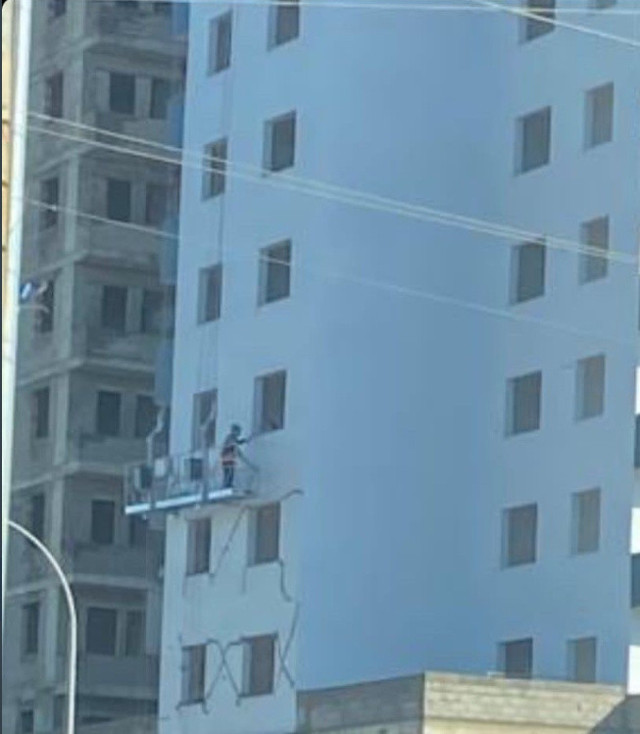 Depremde çatlayan binayı sıva ile kapatmaya kalkıştılar... Vatandaşa tabut satacaklardı - Resim: 0