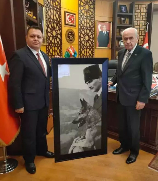 Atanan il başkanı Devlet Bahçeli'ye 'Hitler' montajlı Atatürk portresi hediye etti! - Resim: 0