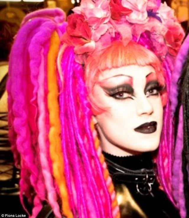 Albino genç kız taç giydi - Resim: 1