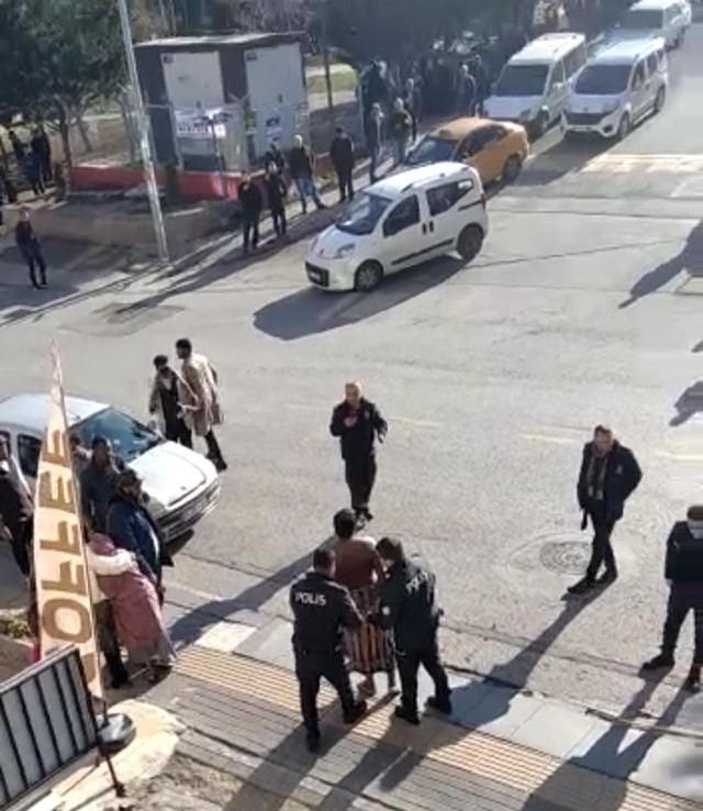 Mahalleliye korku dolu anlar yaşatan Afrikalı, polisin üzerine yürüdü - Resim: 0