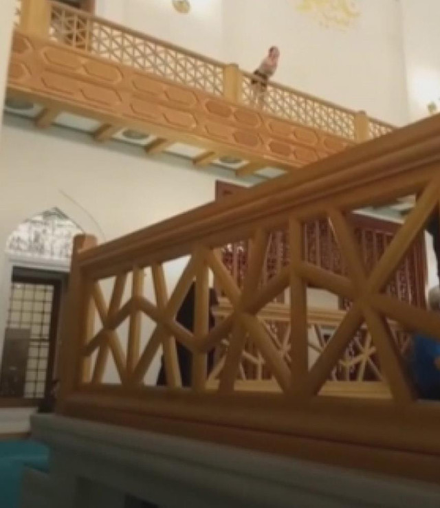 Kandil gecesi camiye gidip vatandaşlara küfürler yağdıran kadın gözaltına alındı - Resim: 0