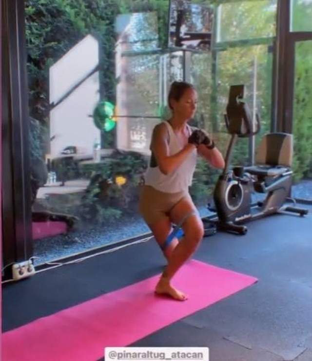 Pınar Altuğ spor teri döktü kocası ecel teri! Mini şortuyla öyle bir hareket yaptı ki "pes" - Resim: 1