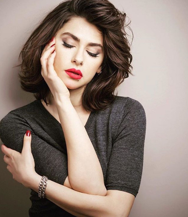  Nesrin Cavadzade cesur dekoltesiyle nefes kesti - Resim: 4