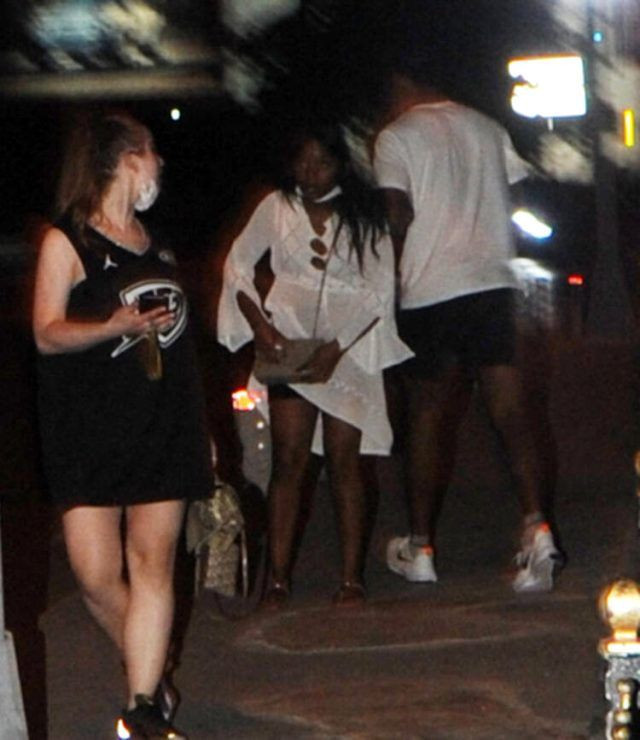 Galatasaraylı Donk iki kadınla gazetecilere yakalandı depara kalktı - Resim: 3