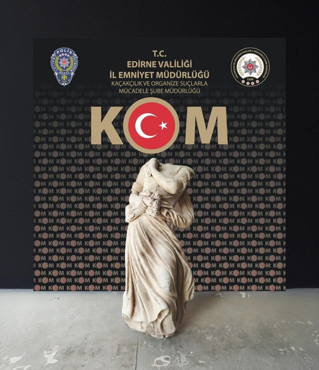 Bagajdan çıkan şaşırttı! İkonik eser çarşafa sarılı halde ele geçirildi: 3 gözaltı - Resim: 0