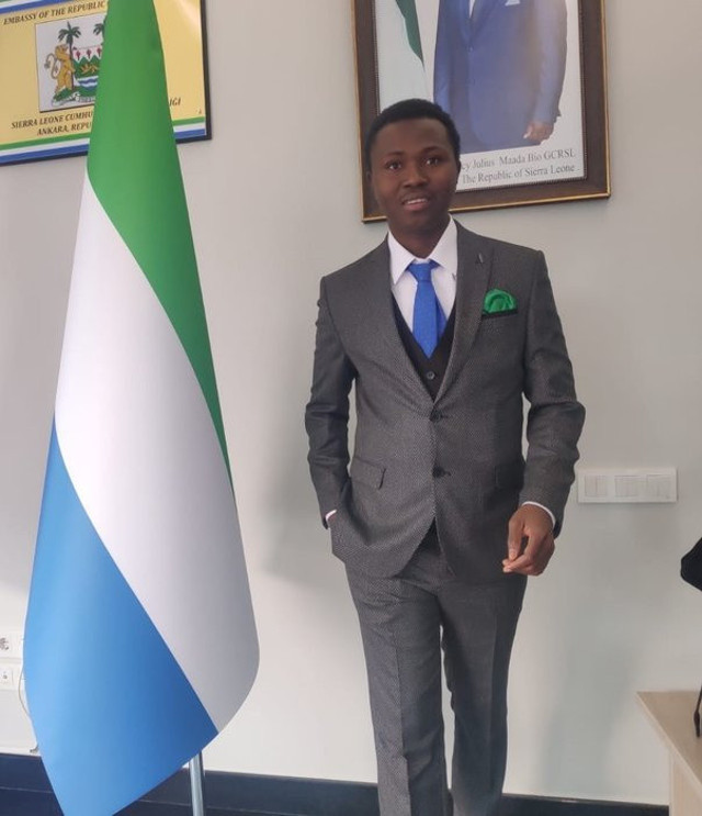 Tinder'daki Hollandalı işadamı sevgilisi Afrikalı öğrenci çıktı! Profesör kadın fena çarpıldı... - Resim: 5