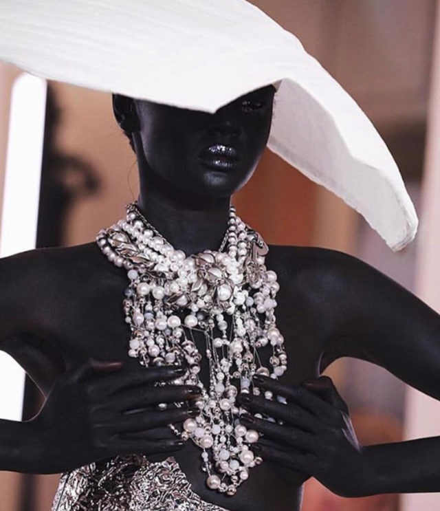 Kömür gibi kadın deniyor! Dünyaca ünlü markaların aranan yüzü oldu - Resim: 3