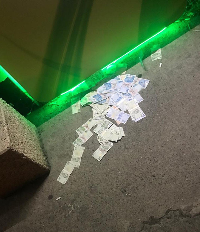 Vatandaş neye uğradığını şaşırdı! Zonguldak'ta ATM sokağa para saçtı! - Resim: 1