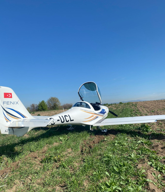 Eğitim uçağı tarlaya zorunlu iniş yaptı - Resim: 0