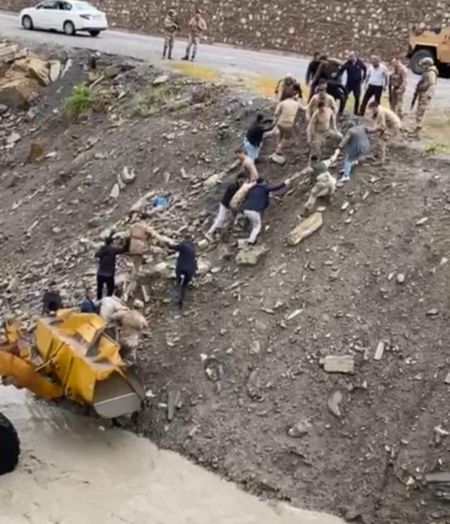 Hakkari'de askeri araç Zap suyuna uçtu! 9 yaralı asker kepçe yardımı ile çıkarıldı - Resim: 1