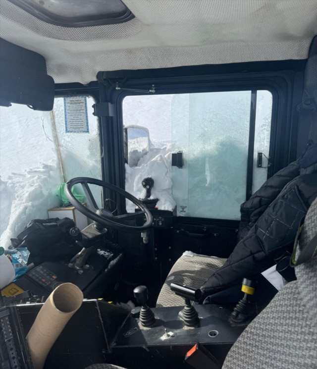 Van'da kapalı yolu açmaya çalışan iş makinesinin üzerine çığ düştü - Resim: 0