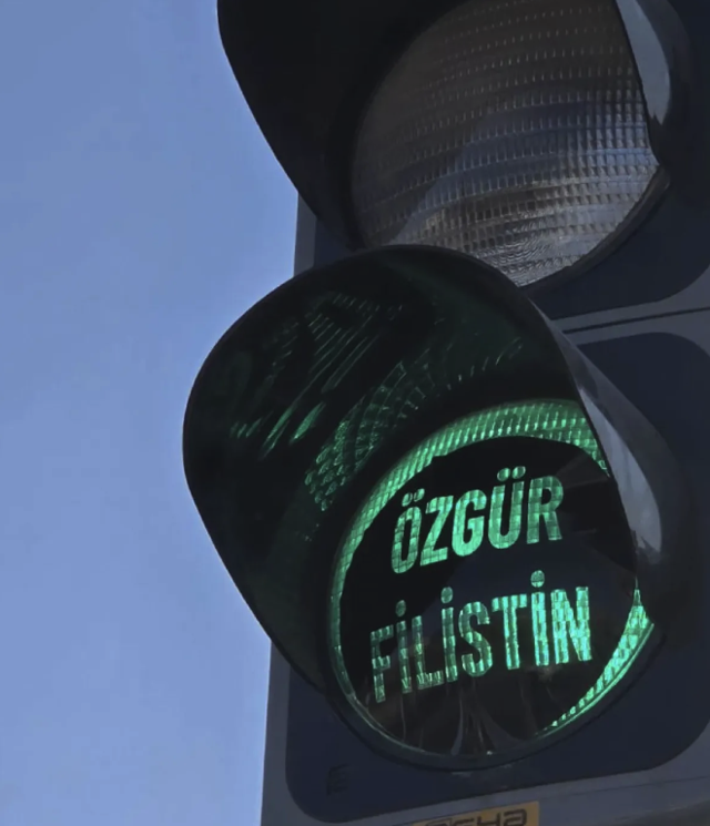 Niğde Belediyesi trafik ışıklarına 'Katil İsrail' yazdı! - Resim: 1