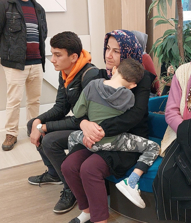 'Bu acı anlatılamaz!' Yaralı madencilerin ailelerinden hastane önünde acılı bekleyiş! - Resim: 2