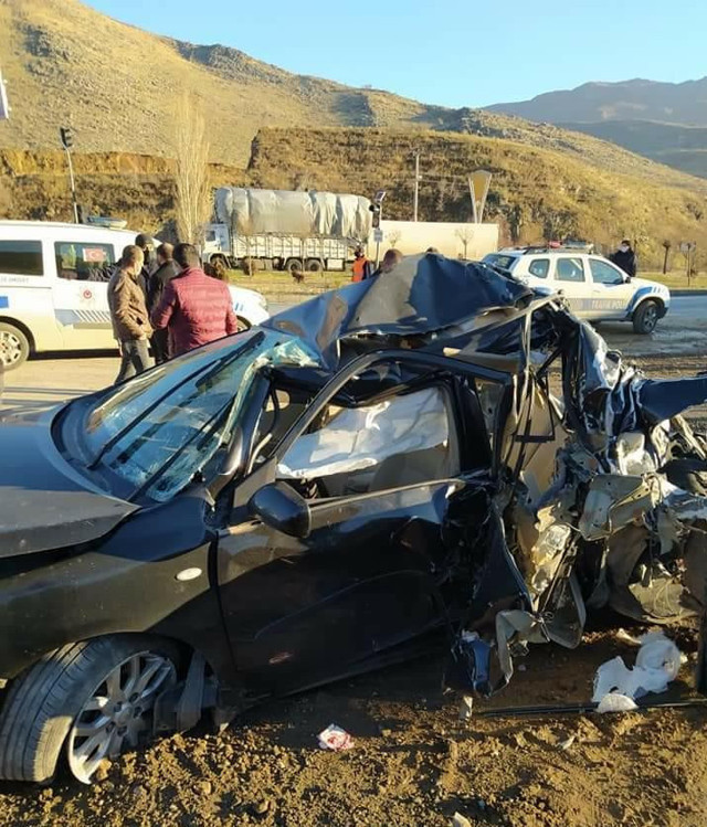 Bitlis'te freni patlayan TIR dehşeti! Otomobili hurdaya çevirdi - Resim: 1