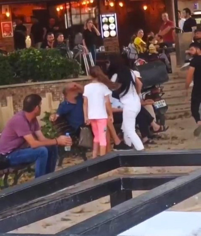 Öfkeli kadın, bir erkeği herkesin içinde defalarca tokatladı! 'Paramı ver' deyip yüzüne tükürdü - Resim: 0
