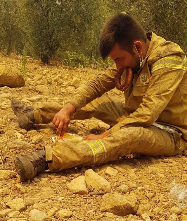 Ayakları sargı içinde olan itfaiye eri yangın bölgesinden ayrılmadı - Resim: 1
