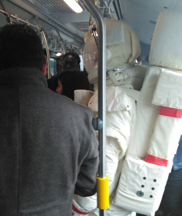 Metrobüsteki astronot sosyal medyayı salladı! Burası özgür bir ülke  - Resim: 2