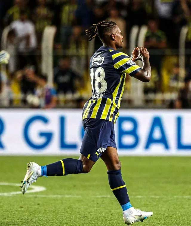 Lincoln Henrique müthiş sol ayağıyla attığı gol sonrası Mert Hakan'ın tepkisi gündem oldu - Resim: 1