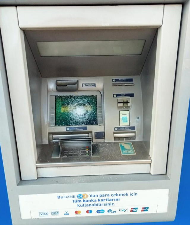 Yalova'da ATM düşmanı! 3’üncü kez ATM’leri çekiçle paramparça etti - Resim: 1