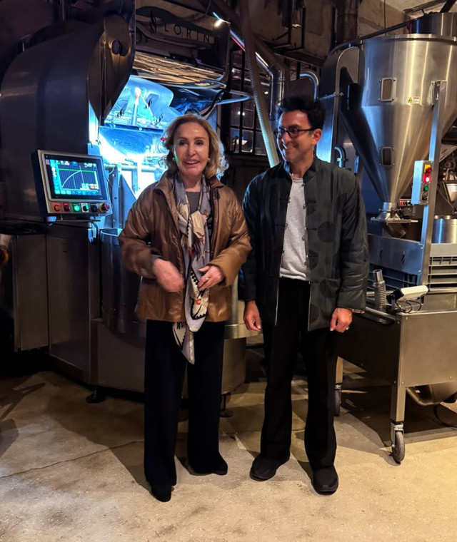 Ali Koç'un annesi Çiğdem Simavi 'boykot' falan dinlemedi, EspressoLab'e ziyarete gitti - Resim: 1