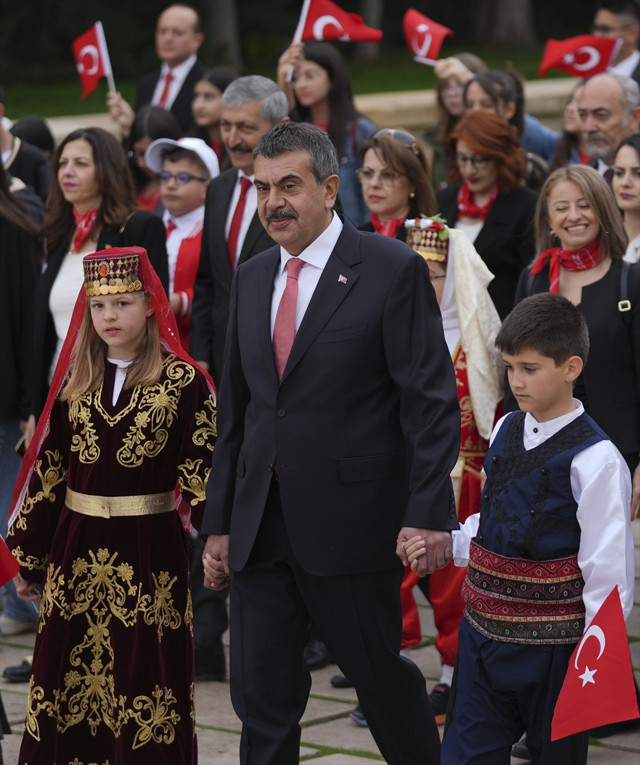 Milli Eğitim Bakanı Yusuf Tekin, öğretmen ve öğrencilerle Anıtkabir'i ziyaret etti - Resim: 0