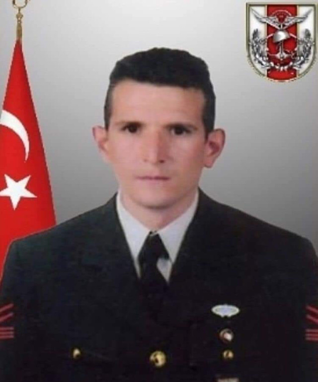 Şehidin kızı hem kendisine hem de annesine babasının şapkasını taktı - Resim: 0