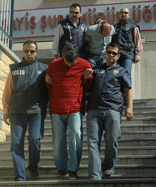 1.65 milyar dolarlık sahte mirasla 27 milyon dolarlık vurgun! Sahte polis baskınıyla kaçırttı - Resim: 2