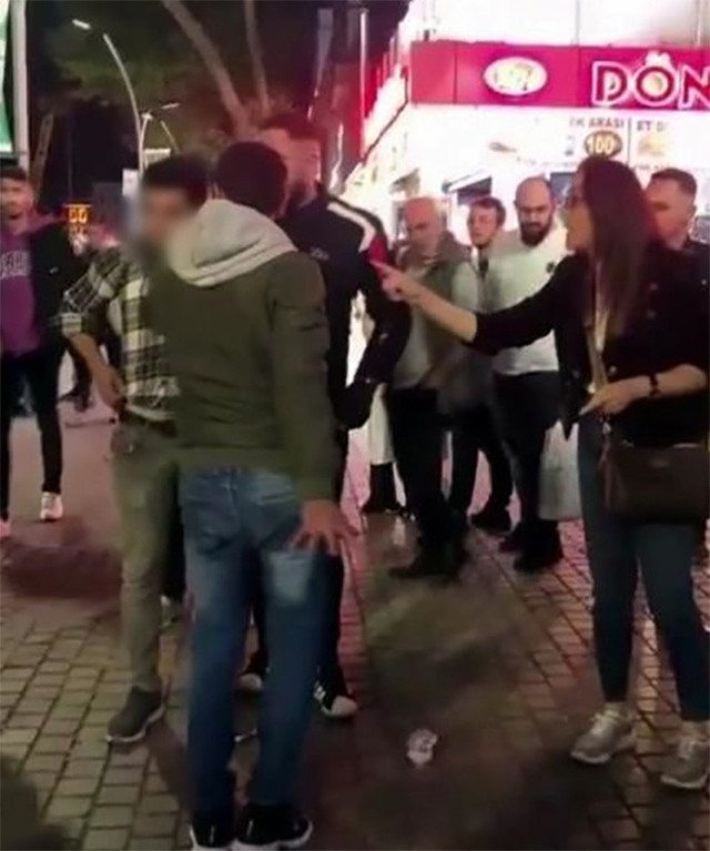 Şehrin ortasında kadını taciz etti, çevredekiler meydan dayağı attı! İşte o anlar... - Resim: 0