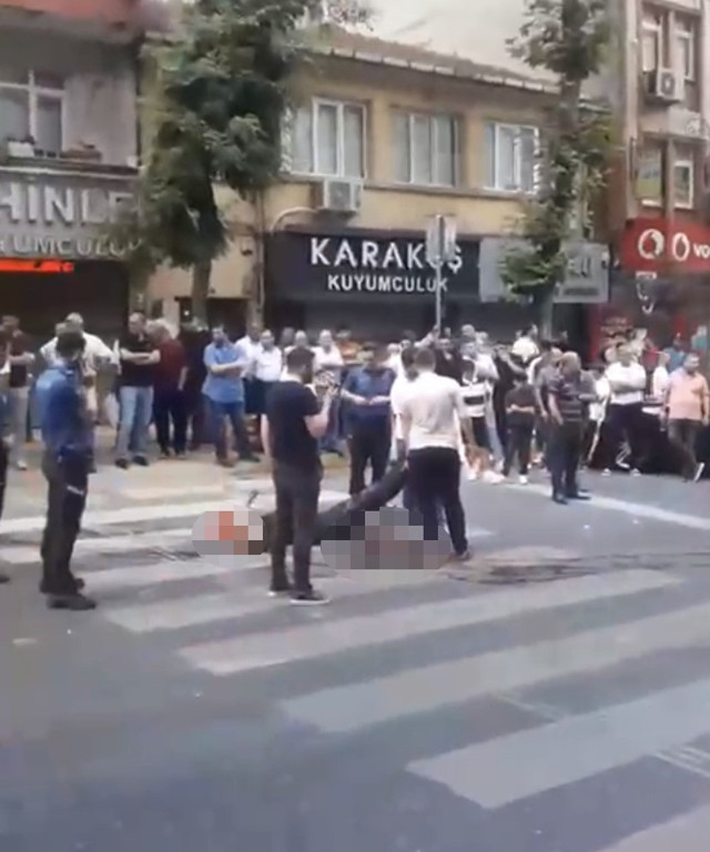 Telefoncuda silahlar konuştu! Oğlunu o halde görünce dehşet saçtı: Kanlar içerisinde yere yığıldı - Resim: 2