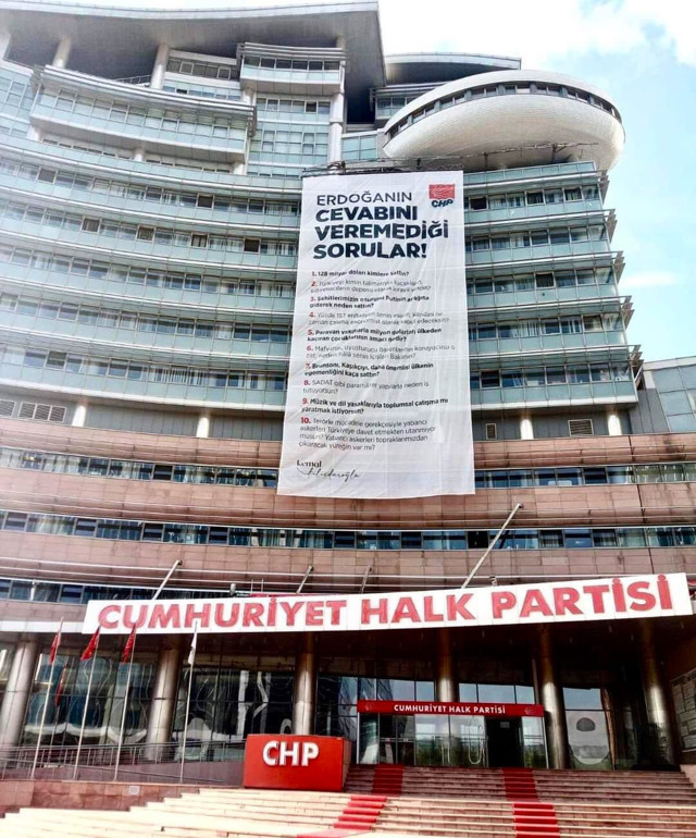 CHP Kemal Kılıçdaroğlu'nun Cumhurbaşkanı Erdoğan'a 10 sorusunu binaya astı - Resim: 0