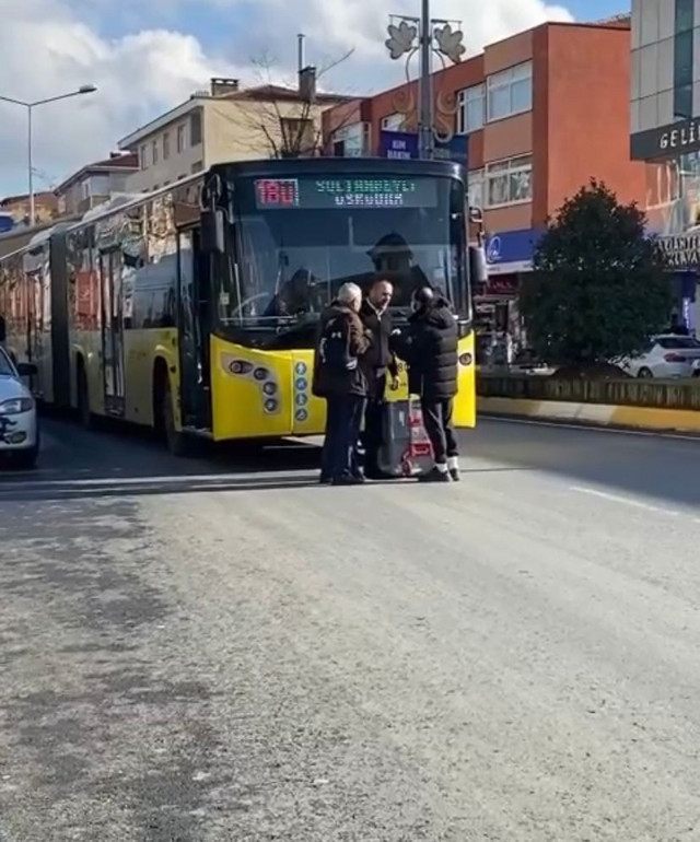 İETT otobüsünde kutu krizi: Otobüse alınmayınca yolu kapattı - Resim: 2