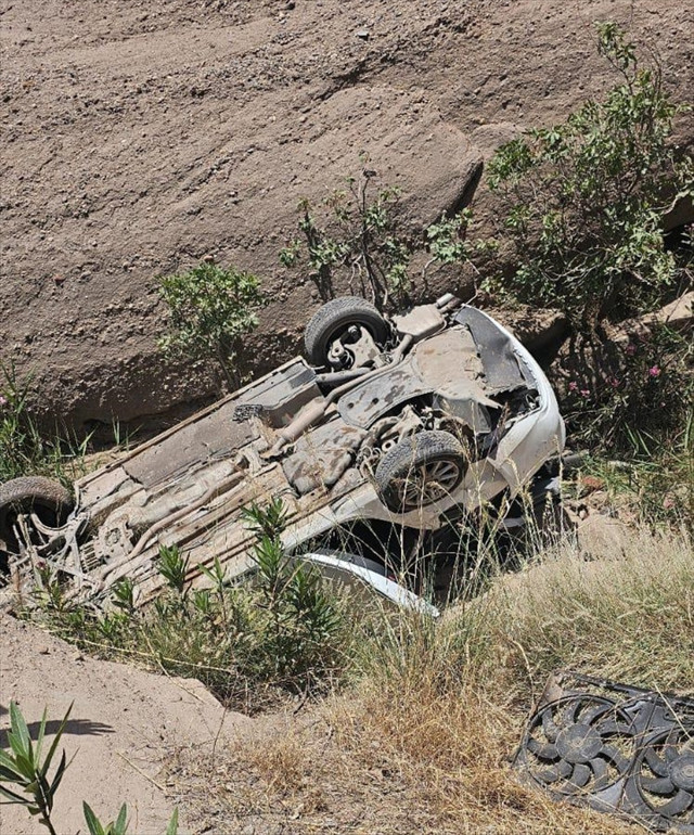 Şırnak'ta şarampole devrilen otomobilde 1 kişi can verdi, 3 kişi yaralandı - Resim: 0