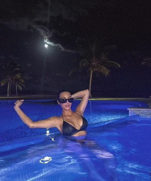 Sıcaktan içi yanan Kim Kardashian kendini havuza zor attı bikinili pozları olay - Resim: 2