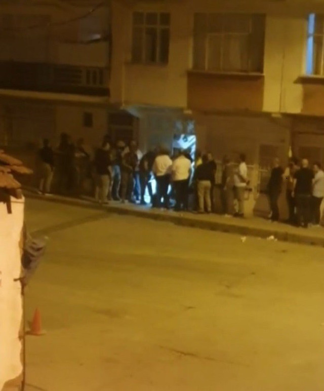 Bursa'da ev sahibi ile kavga eden kiracı dehşet saçtı: Önce polisi vurdu sonra intihar etti - Resim: 1