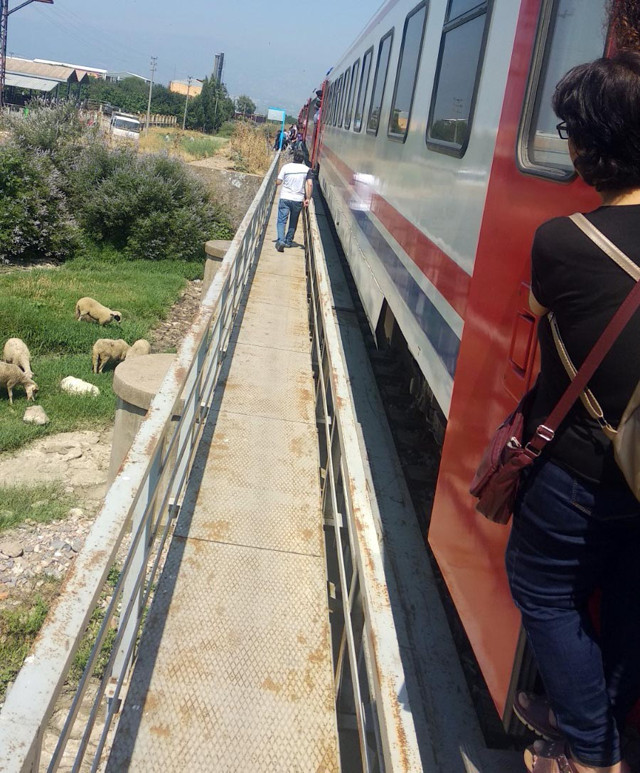 Manisa'da raylardaki koyununu almak isteyen çobana tren çarptı - Resim: 0