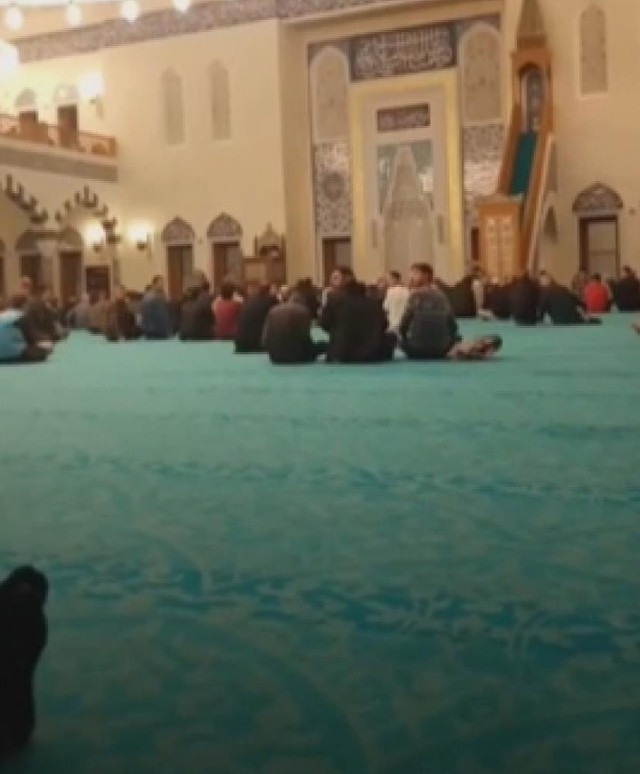 Kandil gecesi camiye gidip vatandaşlara küfürler yağdıran kadın gözaltına alındı - Resim: 1