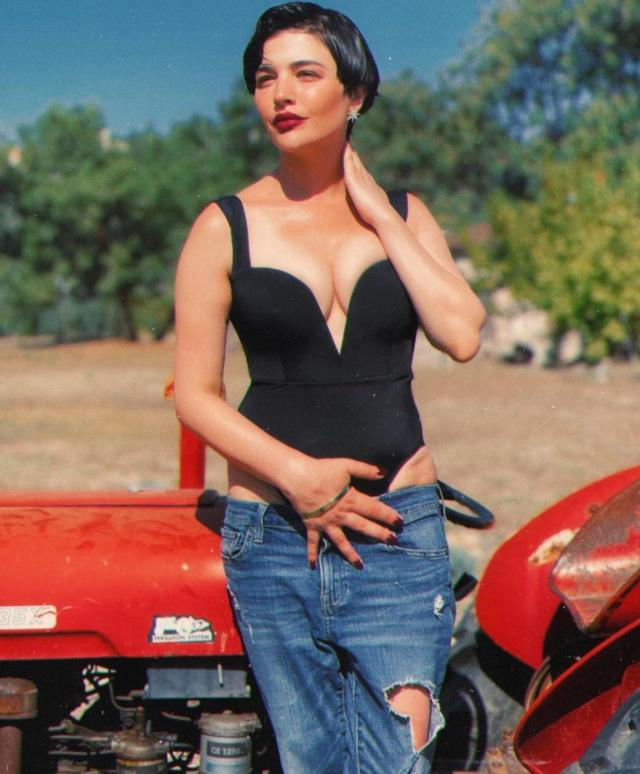 Siyah mayosuyla traktöre çıkıp poz verdi! 'İki traktör göreyim, kullanayım' - Resim: 1