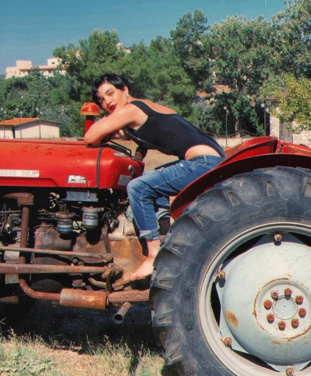 Siyah mayosuyla traktöre çıkıp poz verdi! 'İki traktör göreyim, kullanayım' - Resim: 2