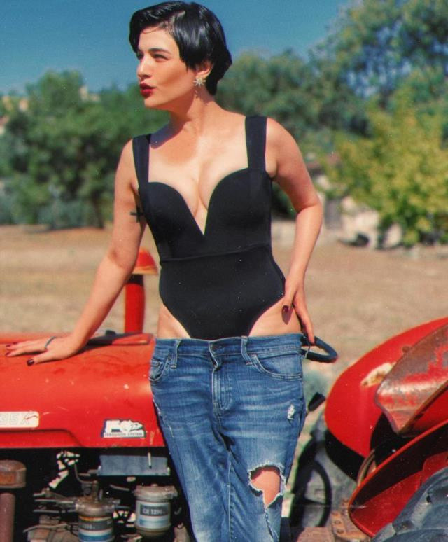 Siyah mayosuyla traktöre çıkıp poz verdi! 'İki traktör göreyim, kullanayım' - Resim: 0