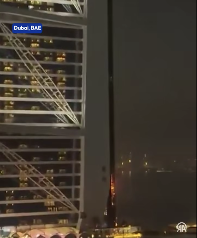Dubai’nin simgesinde yangın paniği! Burj Al Arab’ın cephesi alev aldı - Resim: 0