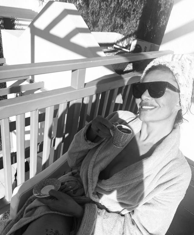 Sevda Demirel bornozlu cesur pozuyla gençlere taş çıkarttı - Resim: 3