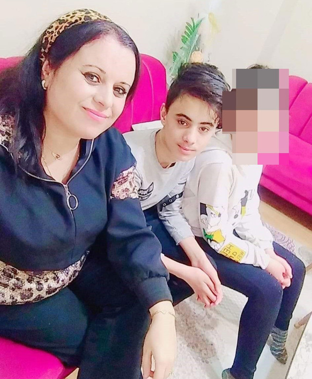 Manisa'da otomobil elektrikli bisikletteki anne-oğula çarptı! İkisi de feci şekilde can verdi - Resim: 1