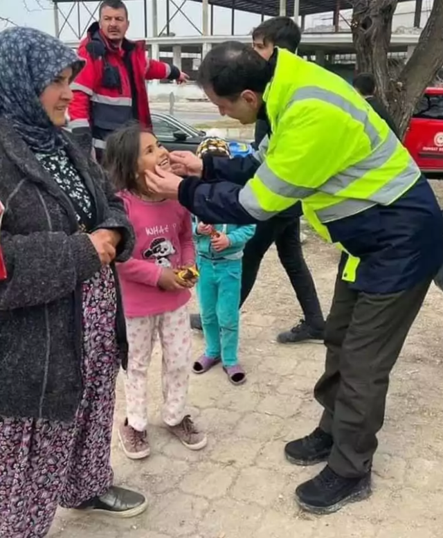 Depremzede çocuklara shop ile "çorap" giydirdi! Yahya Çınkıl'dan açıklama - Resim: 1