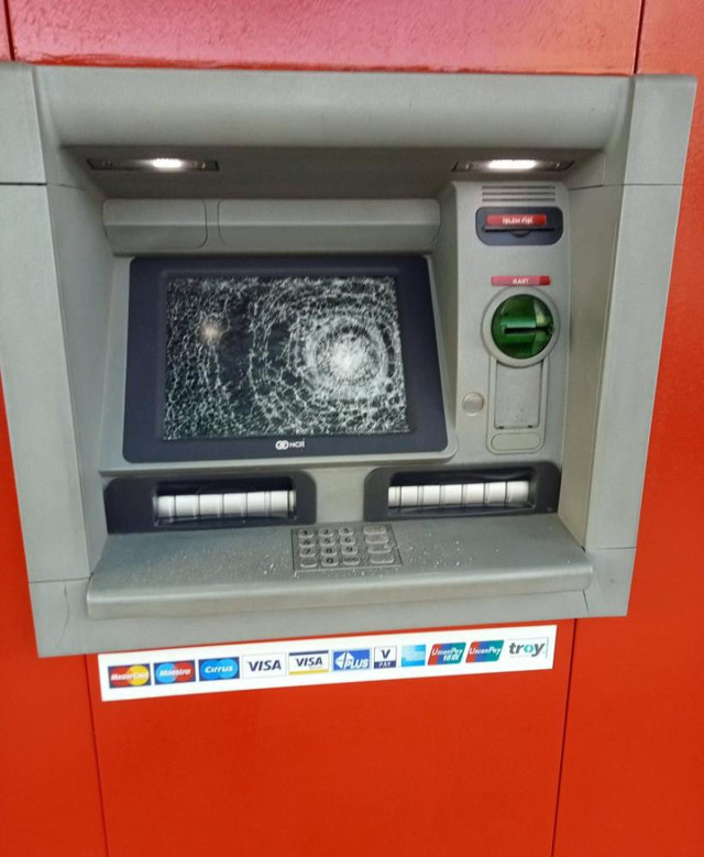 Yalova'da ATM düşmanı! 3’üncü kez ATM’leri çekiçle paramparça etti - Resim: 2