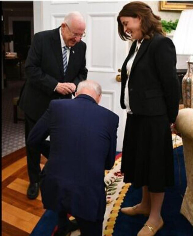 ABD Başkanı Joe Biden, Oval Ofis'te İsrail Cumhurbaşkanı önünde diz çöktü - Resim: 0