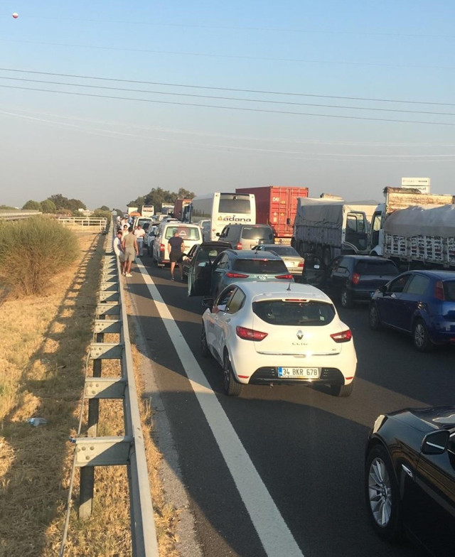 Aydın İzmir otobanı çift yönlü ulaşıma kapandı - Resim: 0